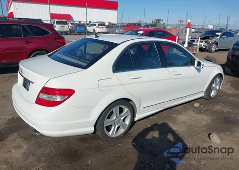 2010 Mercedes-Benz C 300 Luxury/Sport z USA, uszkodzony, nr VIN WDDGF5EB8AR128672